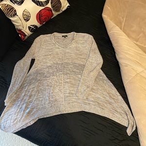 Cupio khaki & white sweater w/ longer sides